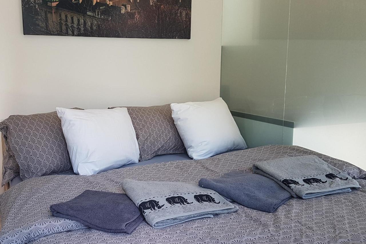 Onsite Free Garage Parking, 10min Centre By Bus Appartamento