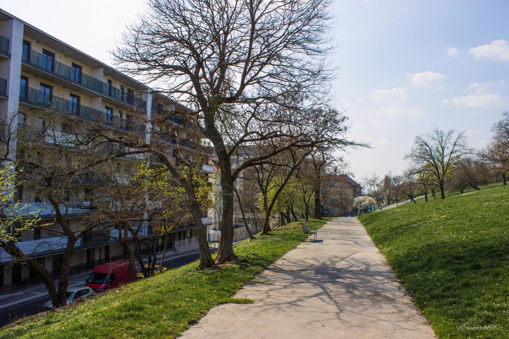 Onsite Free Garage Parking, 10min Centre By Bus Appartamento *